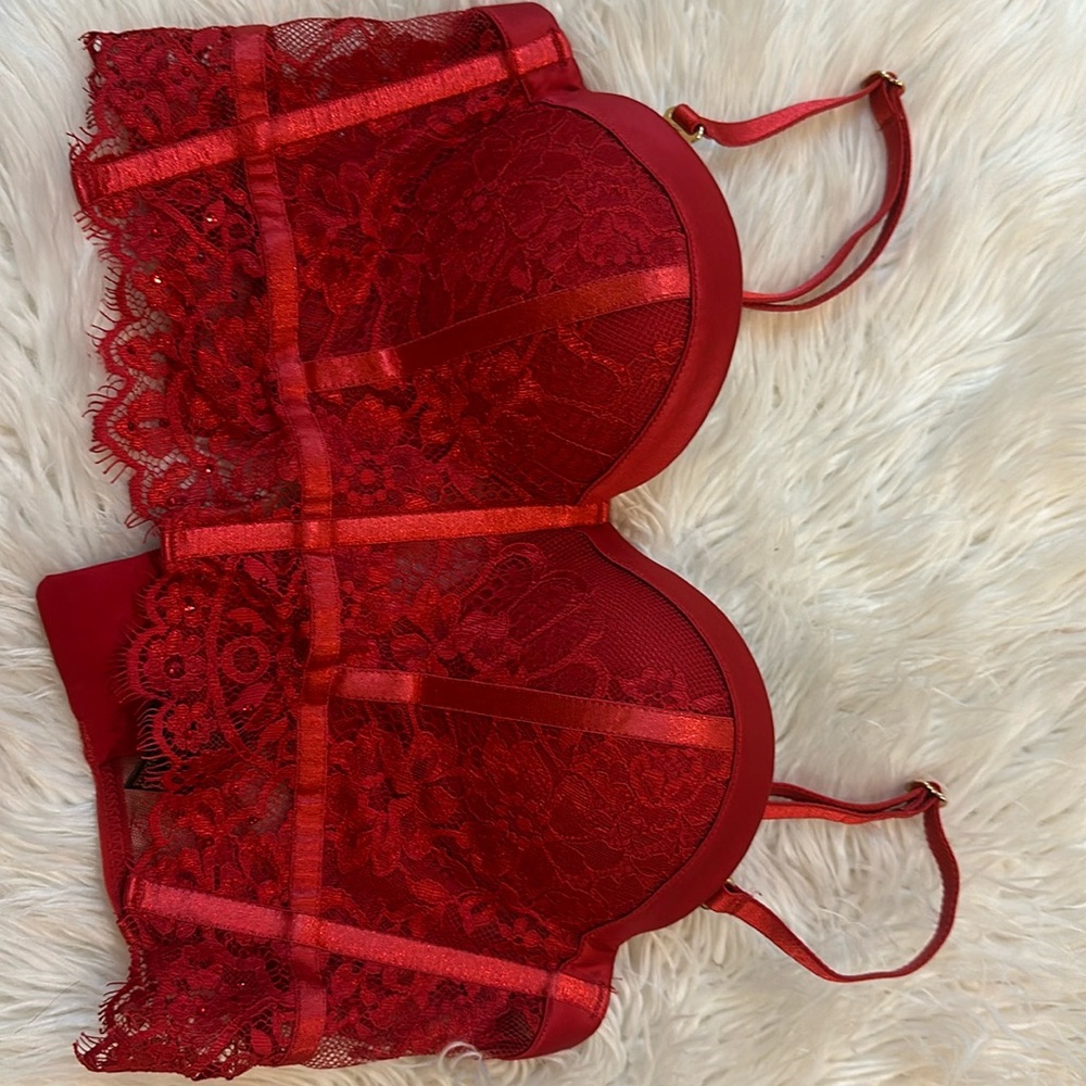 Sexy push up red bra gold hardware with red Rubi like stones 💎
